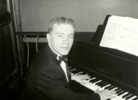 Pianist - Roger