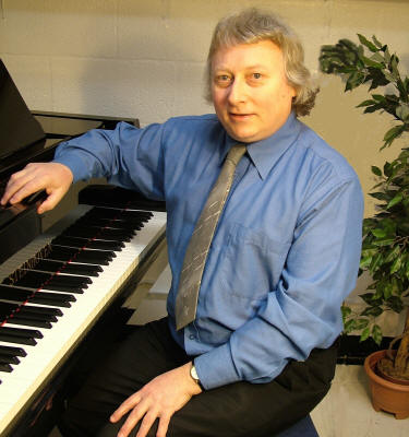 Jazz Pianist - Paul Pianist wearing blue shirt and plays in Cheshire, Derbushire, Gloucestershire an