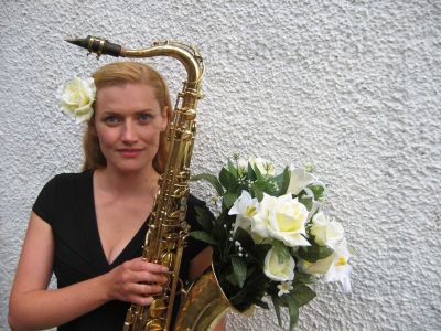 The JF Jazz Quartet Jo with flowers