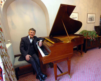 Pianist - Peter: