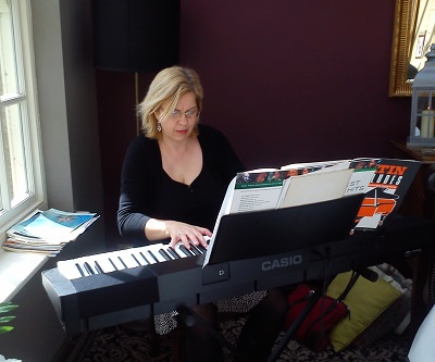 Pianist - Caroline