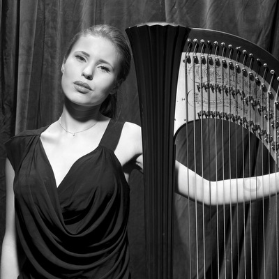 Valeria - harpist